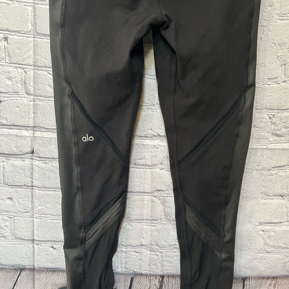 ALO YOGA EPIC LEGGING IN BLACK - Picture 7 of 10